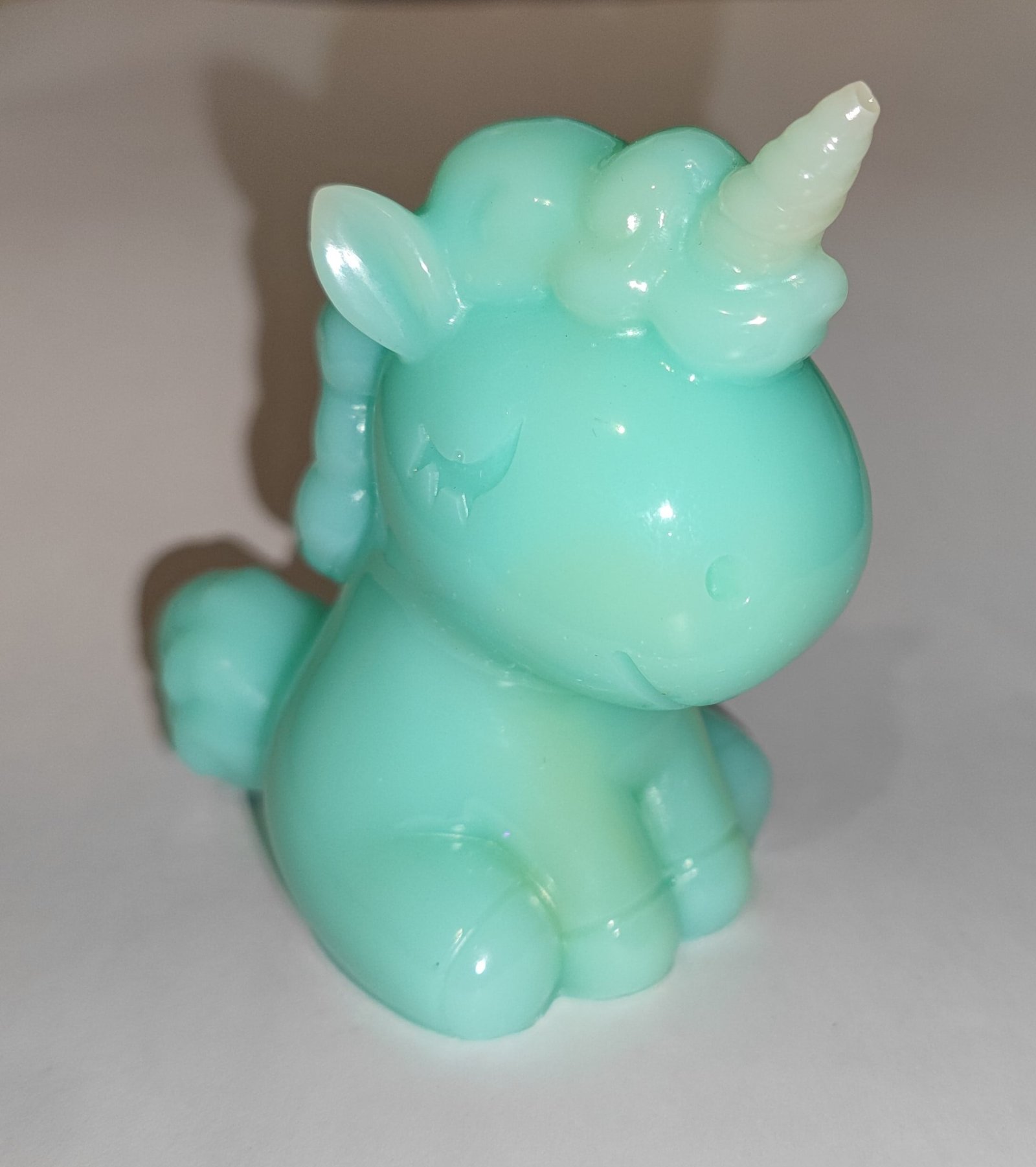 Figurine licorne turquoise en résine époxy