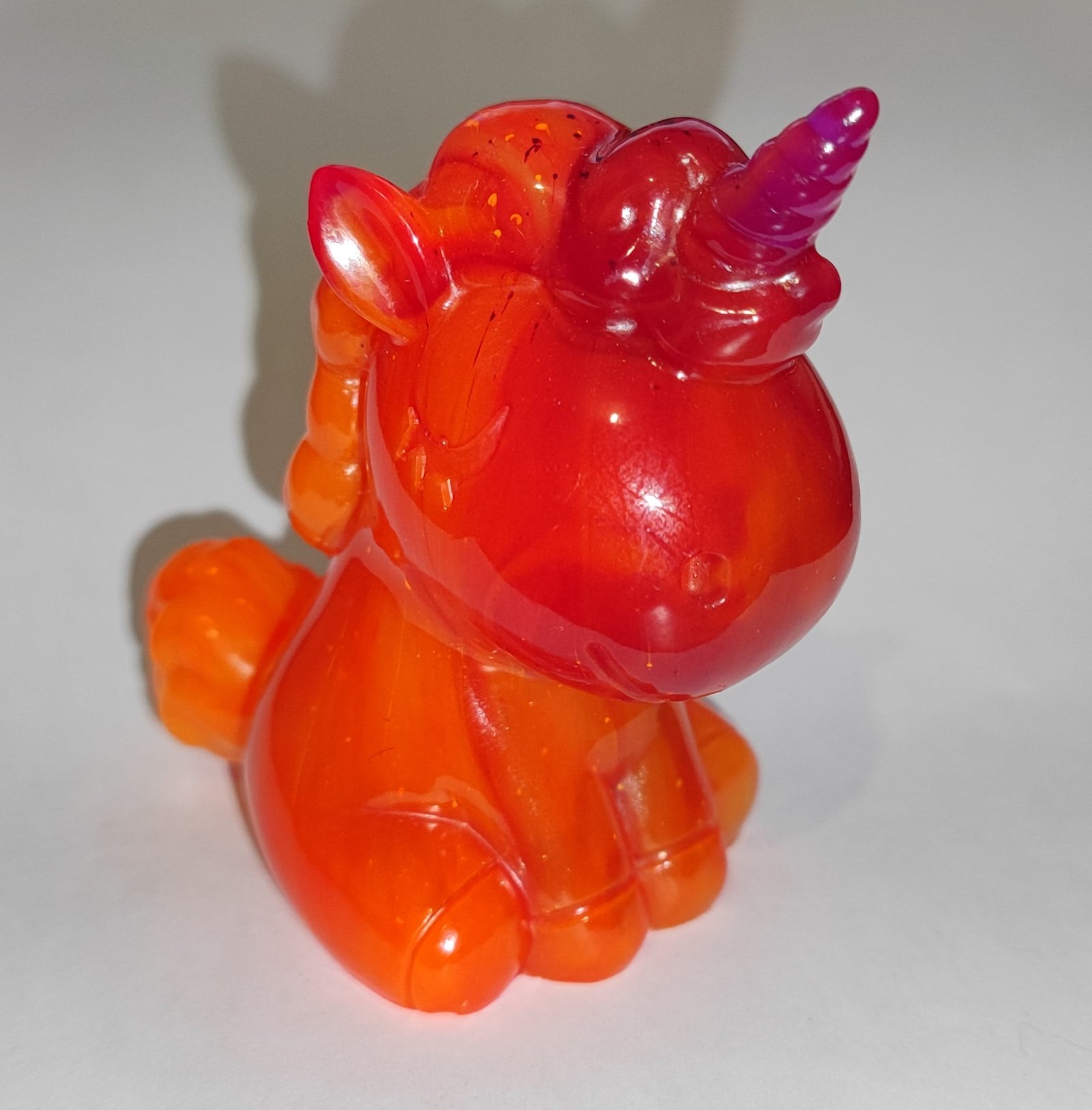 Figurine licorne orange en résine époxy
