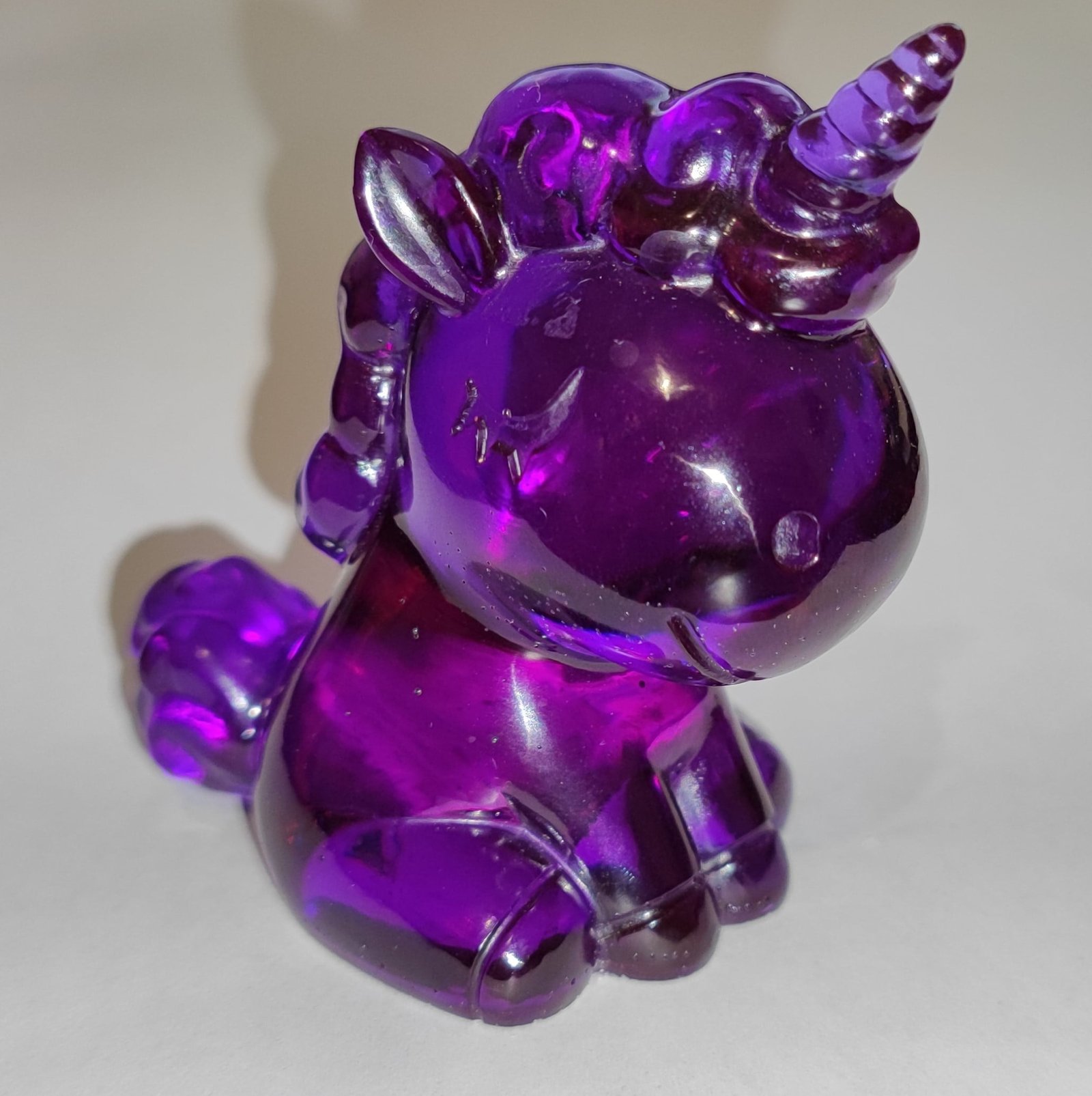 Figurine licorne violette en résine époxy