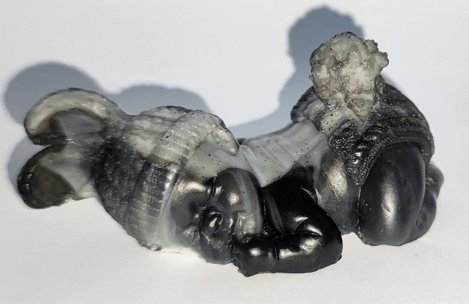 Figurine bébé nouveau-né allongé résine époxy gris noir blanc