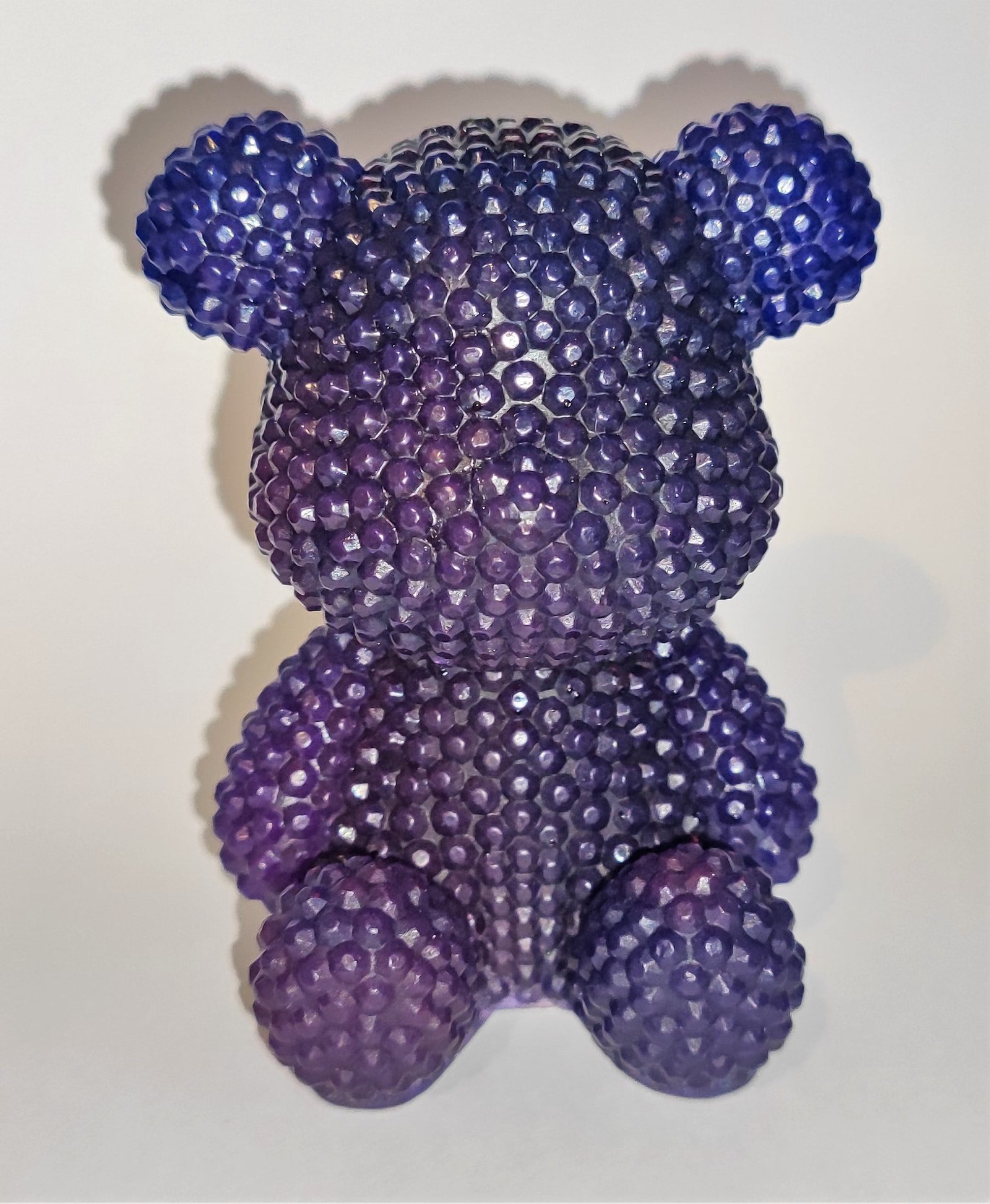 Figurine ourson violet en résine époxy