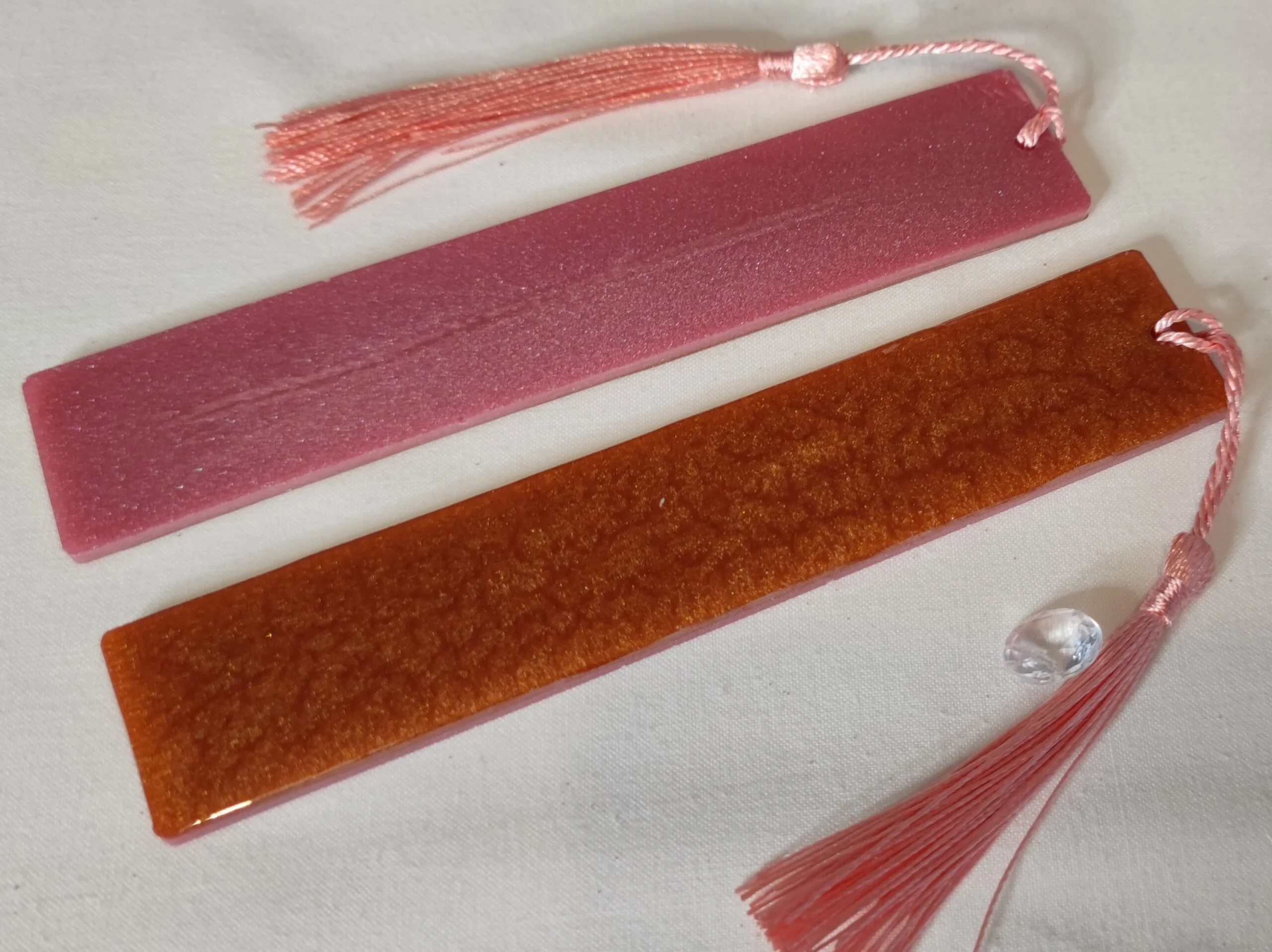 Petit marque-page résine époxy marron rose nacré