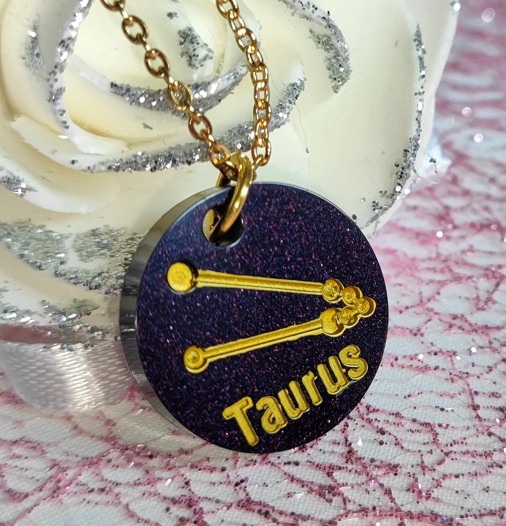 Pendentif signe astrologique taureau résine époxy