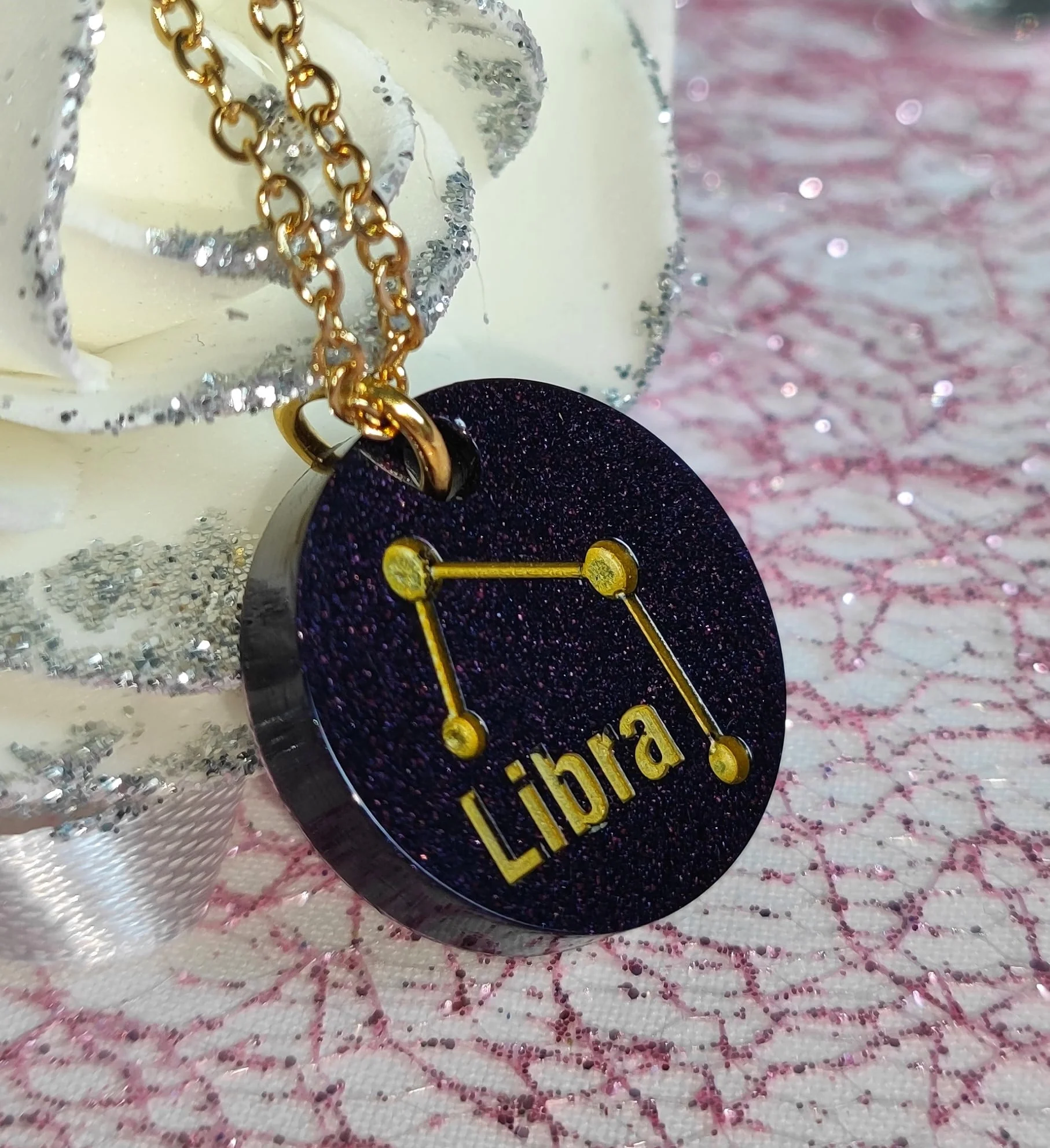 Pendentif signe astrologique balance résine époxy