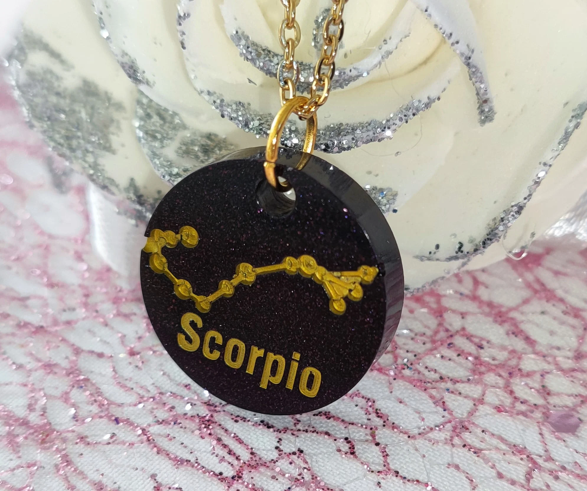 Pendentif signe astrologique scorpion résine époxy