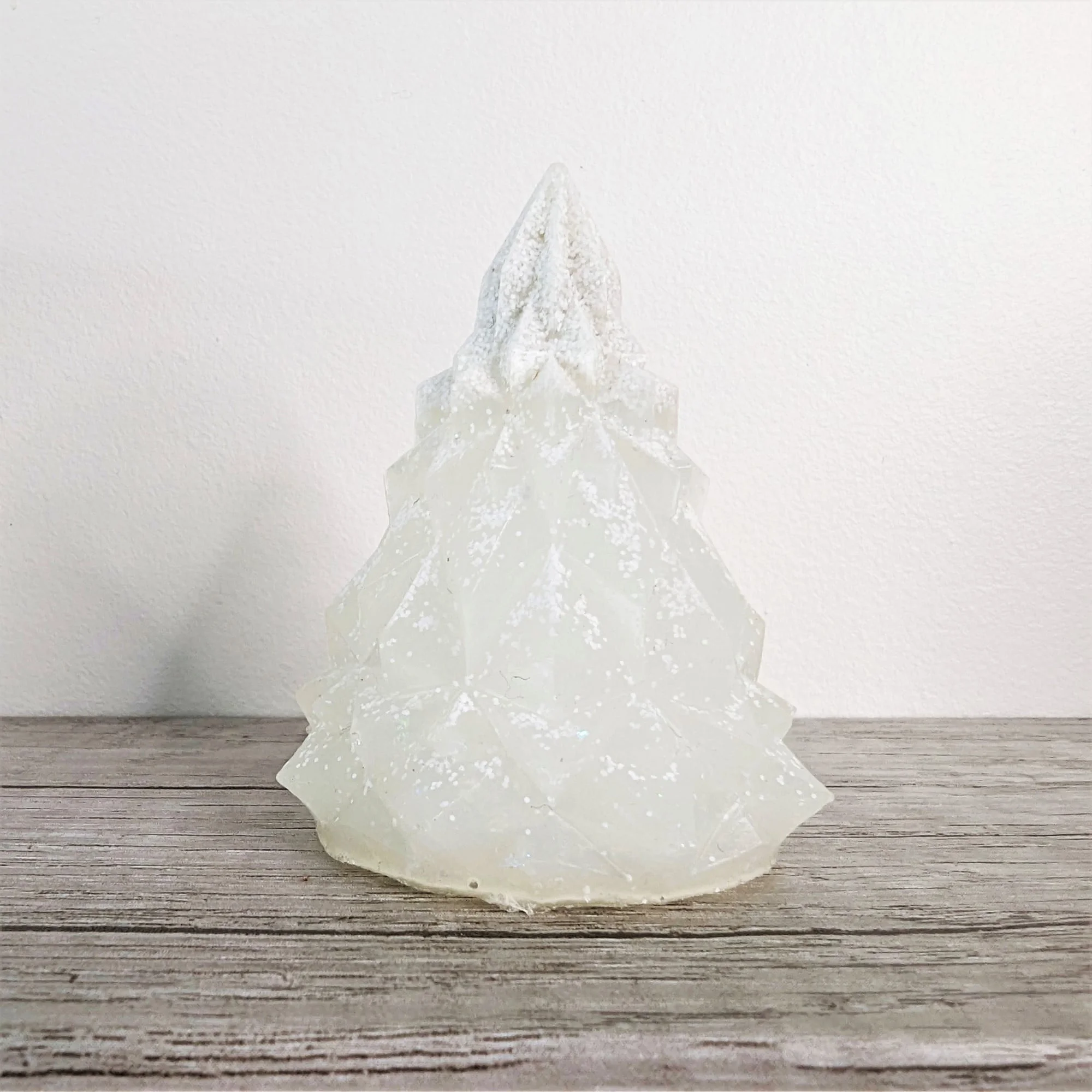 Sapin de noel blanc et neige