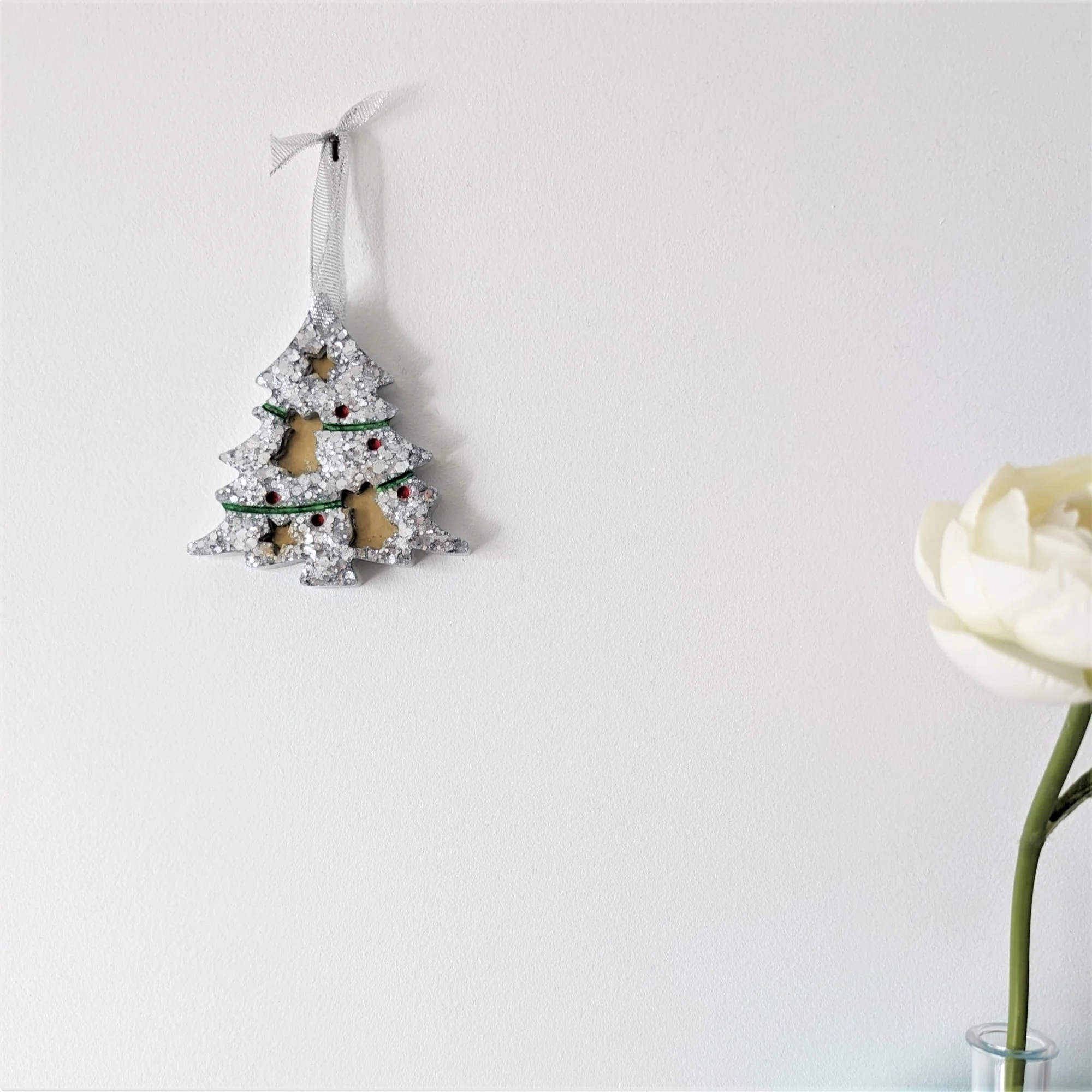 Sapin gris pailleté et cloches