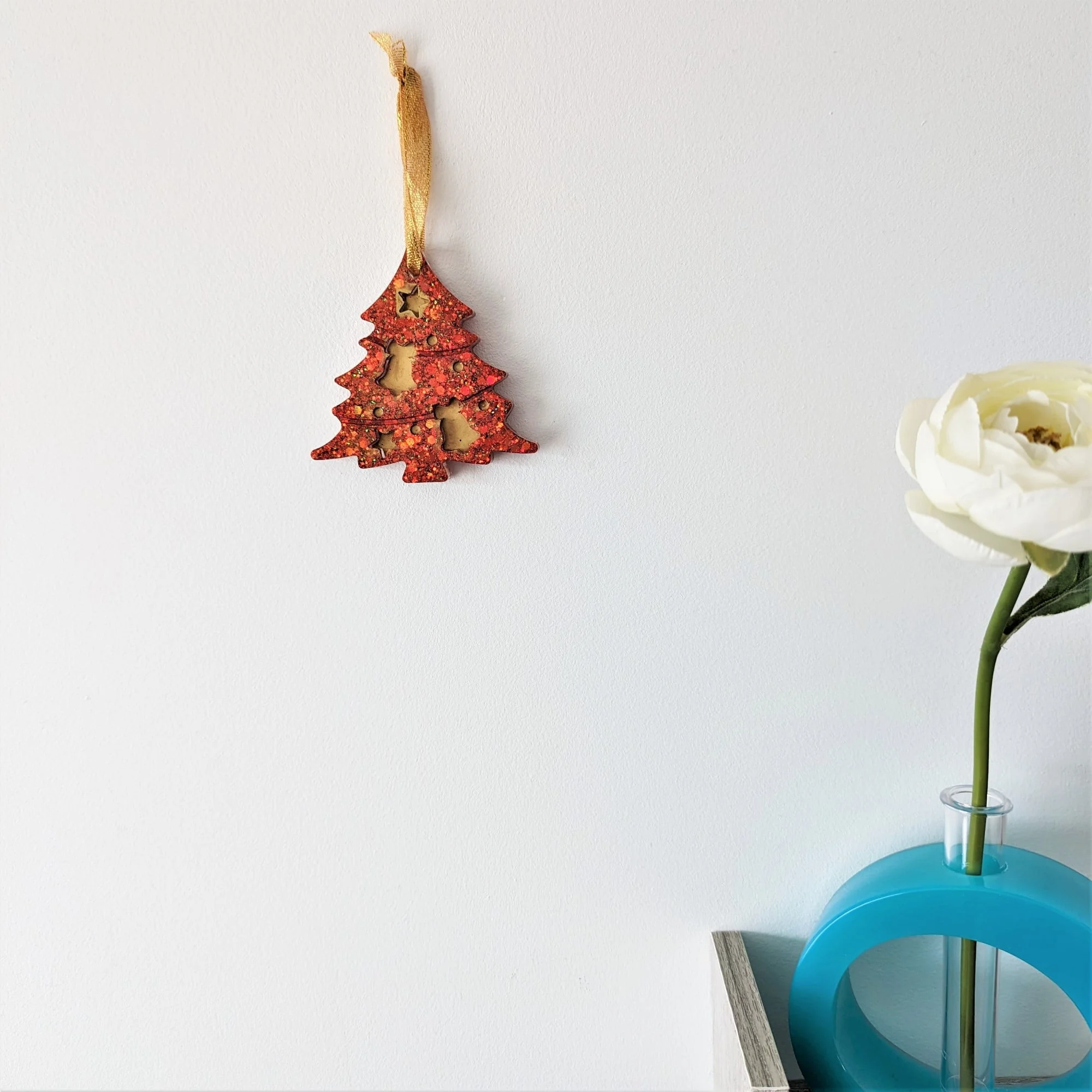 Sapin rouge pailleté et cloches dorées