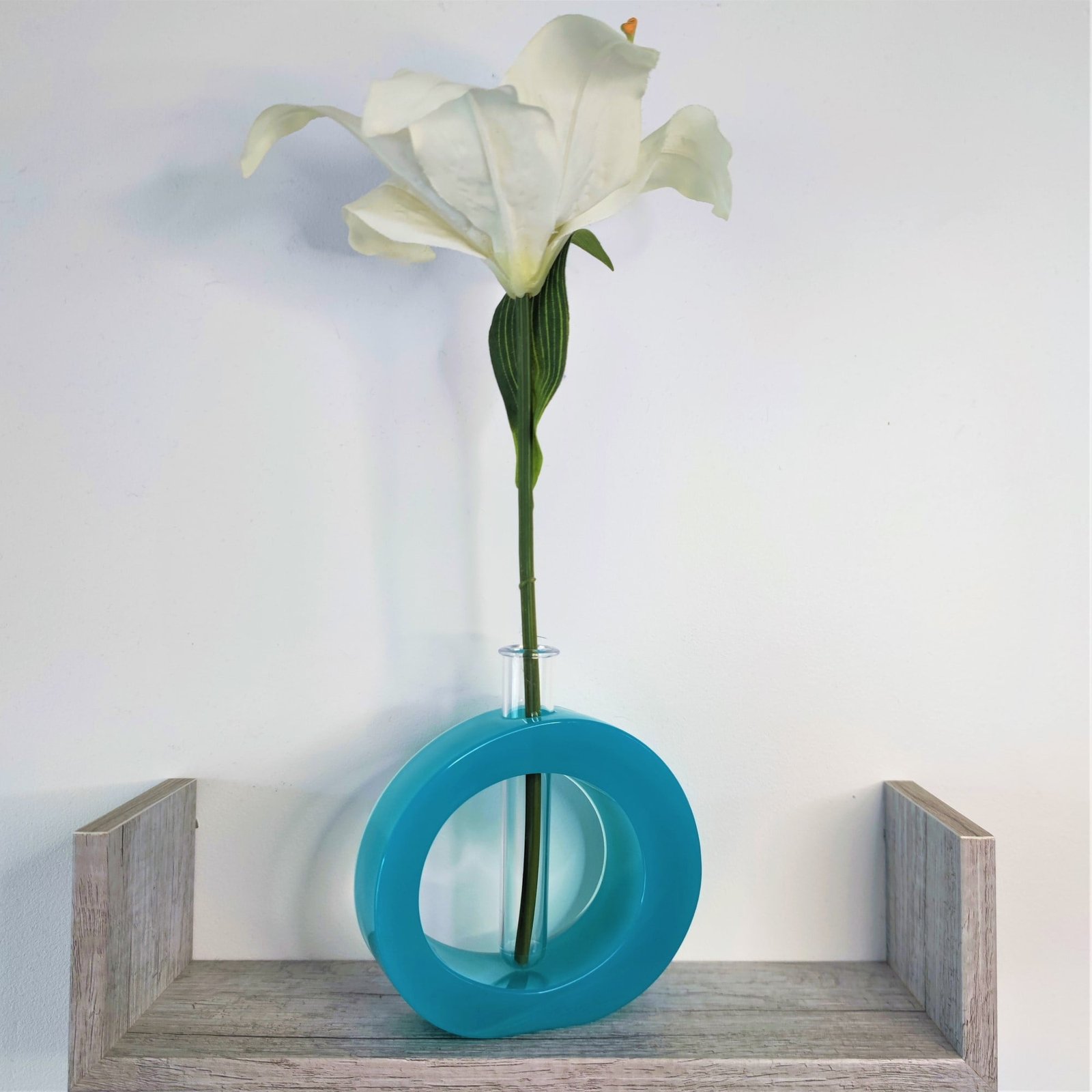 vase turquoise avec fleur