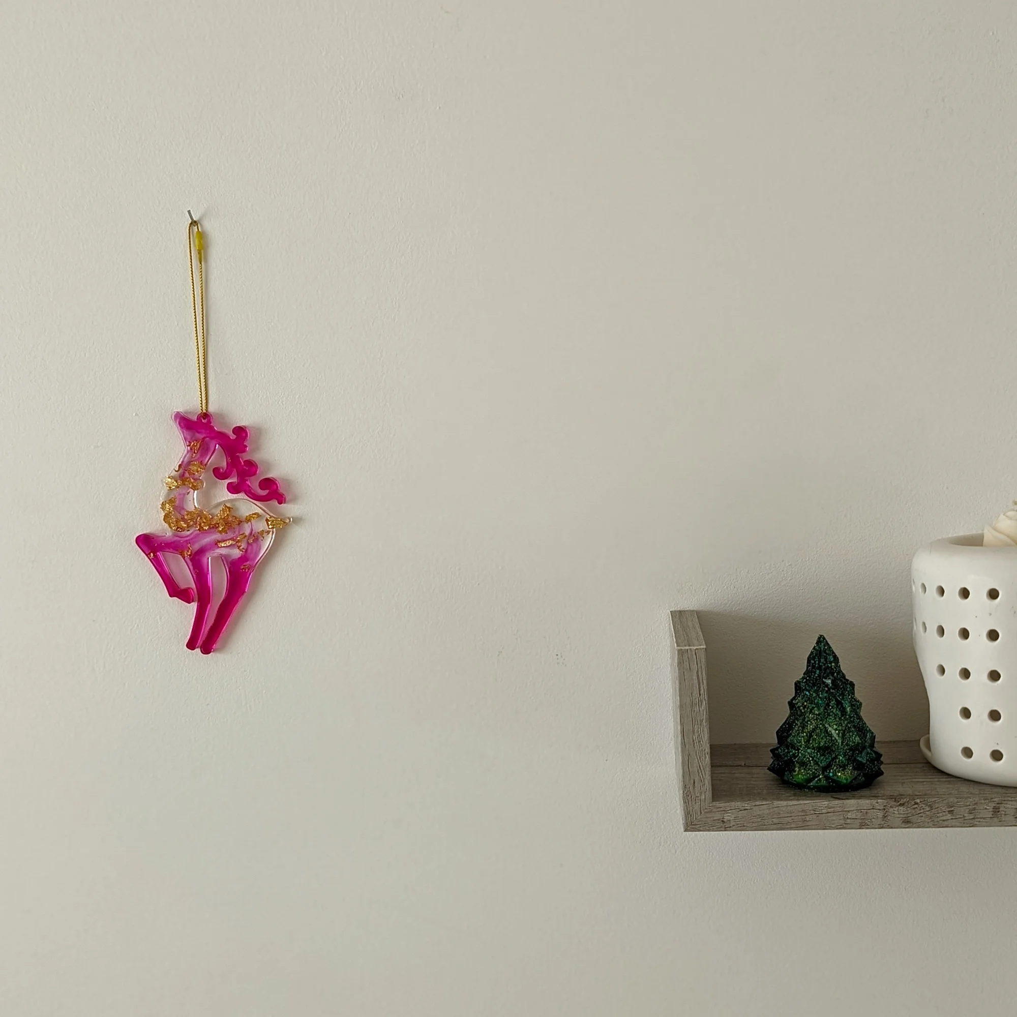 Suspension de Noël Renne fuschia et doré modèle 2