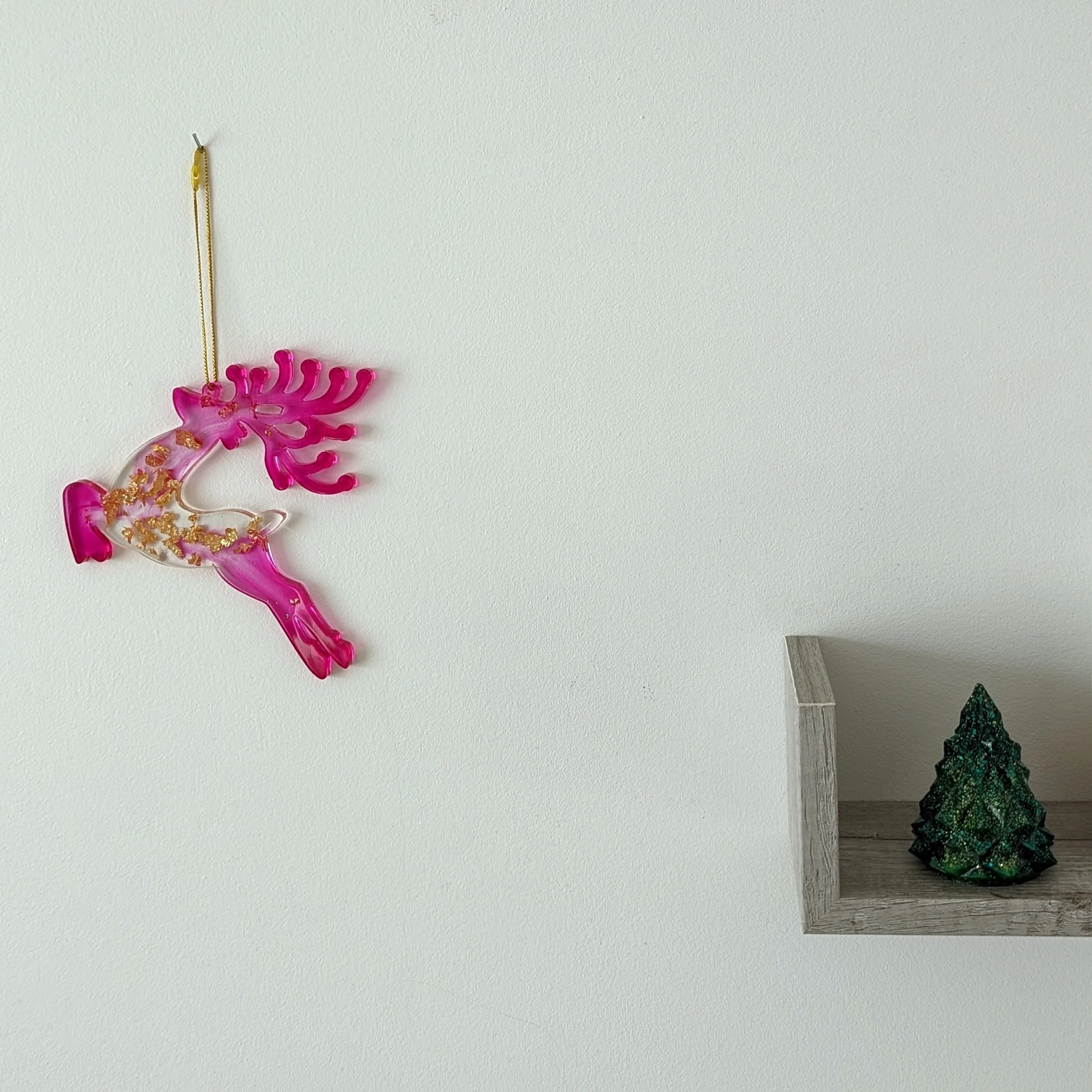 Suspension de Noël Renne fuschia et doré modèle 3